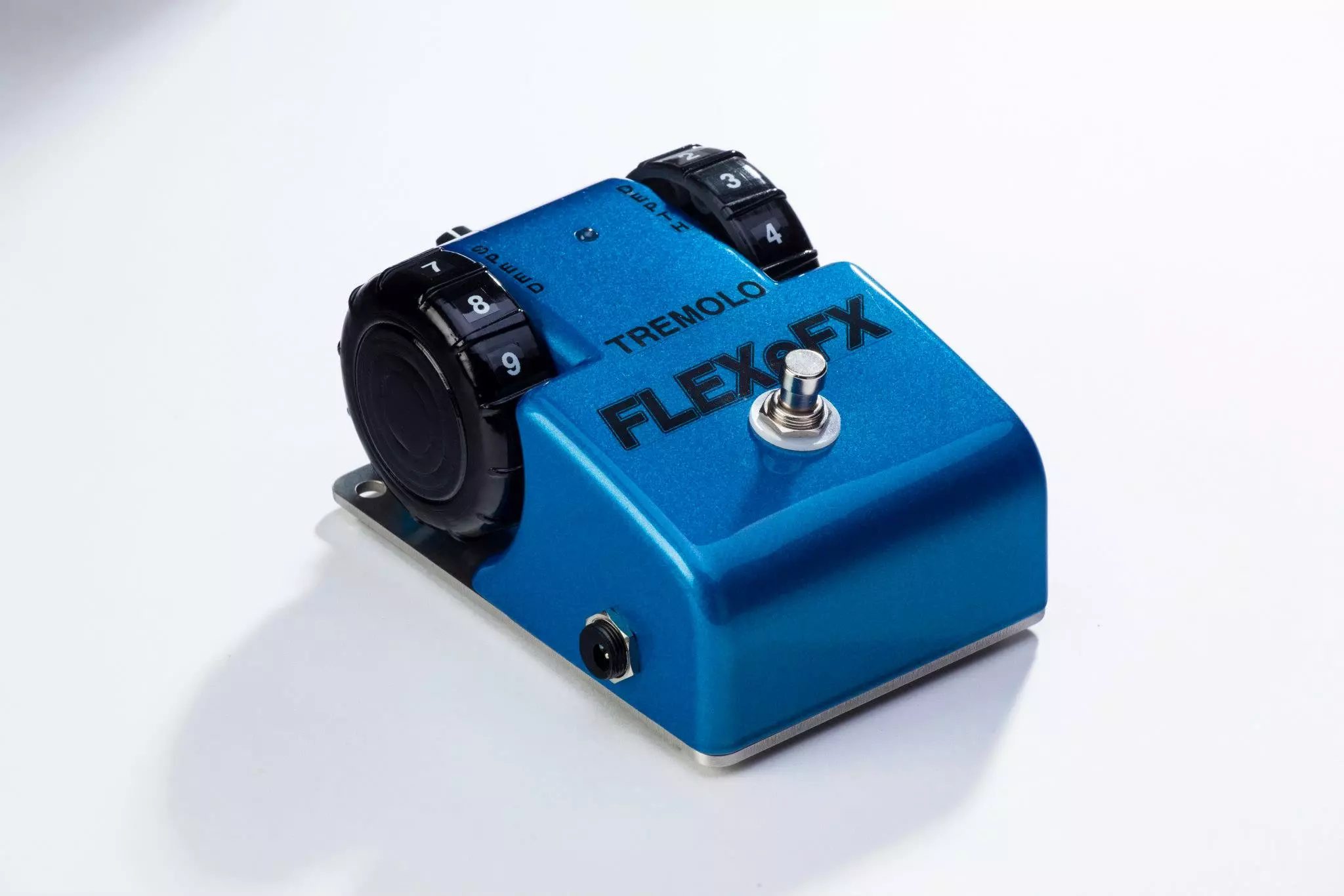 The left wheel controls the speed of the FLEXeFX Tremolo, and the right controls depth or level