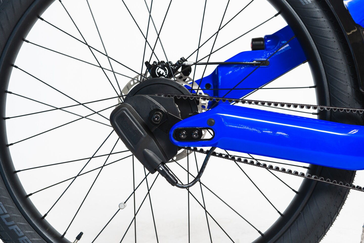 The Radiant Carbon features a NuVinci Enviolo Automatiq continuously variable auto-shifting rear hub transmission