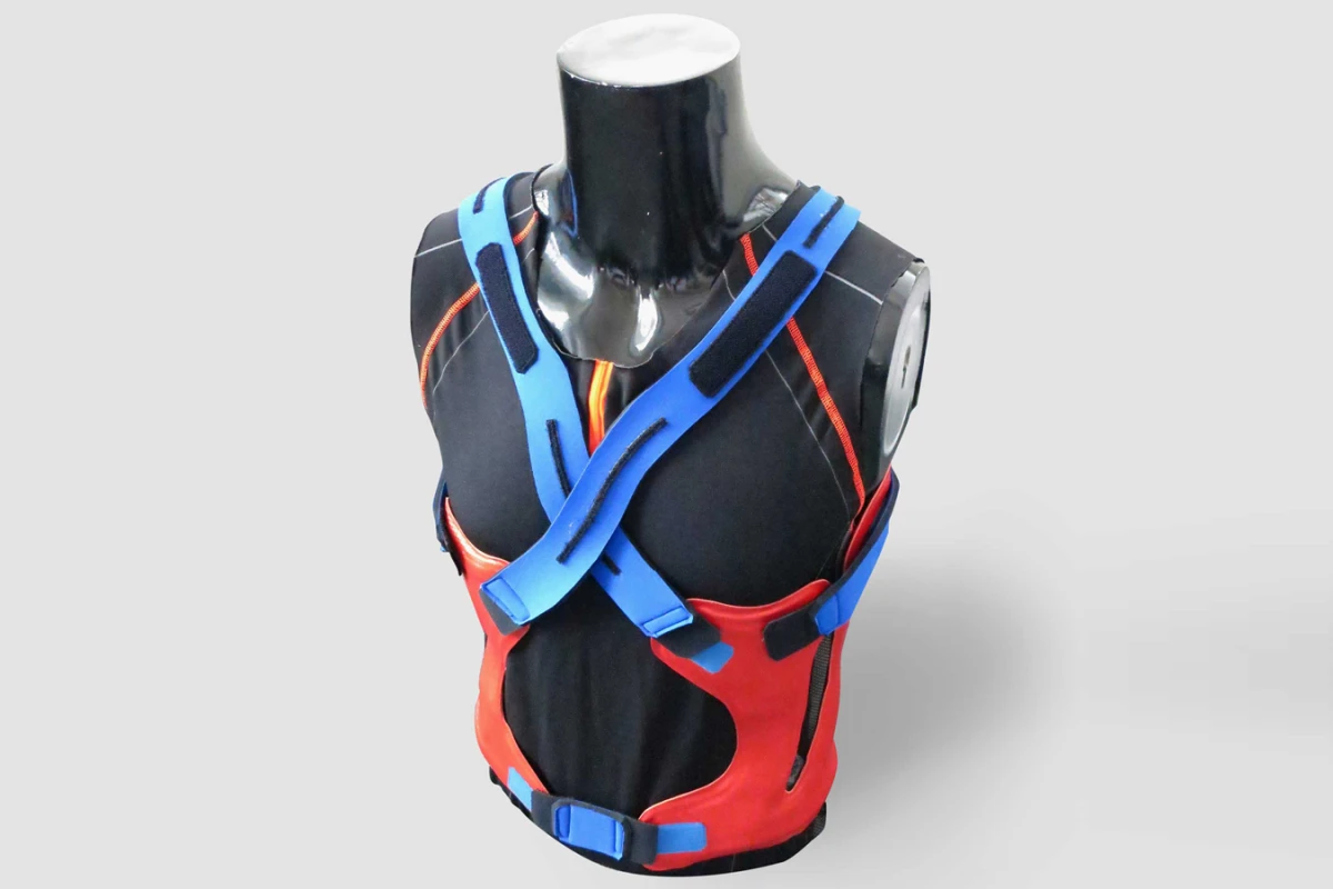 The CareJack vest uses flexible, soft electronics to aid caregivers and workers in carrying heavy loads (Photo: Fraunhofer IPK/IZM)