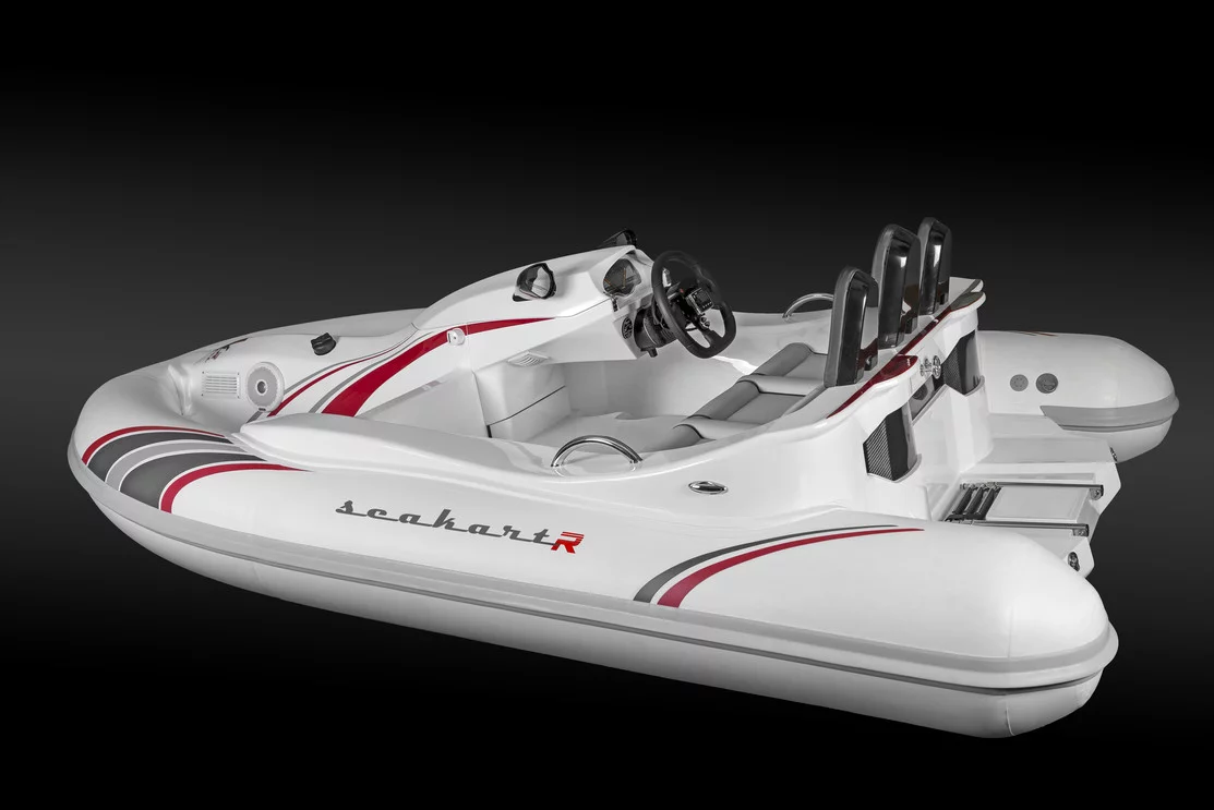 The 3.5 meter (11.5 ft) Seakart 335 features a streamline dive nose