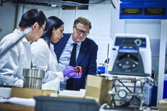 Researchers Zhenyuan Xia, Richa Chaudhary and Professor Leif Asp have been working on this massless energy storage concept for years