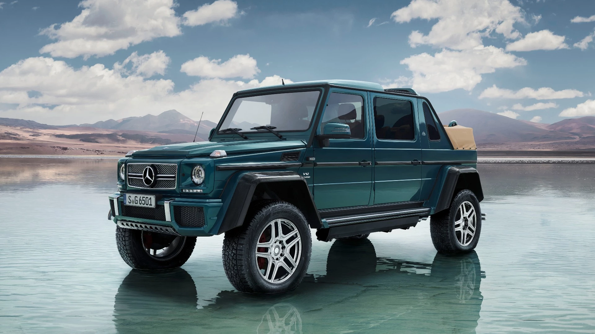 An ultra-premium hardcore off-roader designed to shuttle folks around limousine-style? That about sums up the Maybach G650 Landaulet