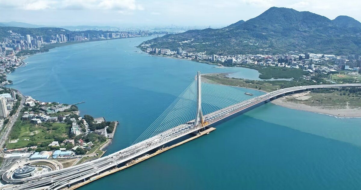 The Danjiang Bridge is the longest single-tower asymmetric cable-stayed bridge in the world