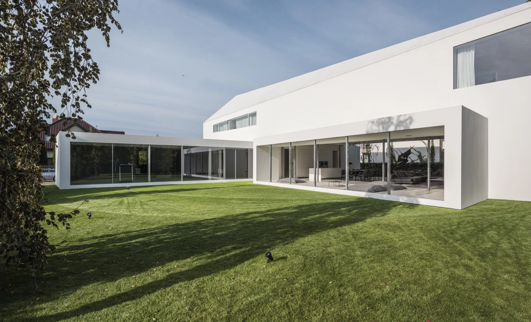 Quadrant House has a total floorspace of 558 sq m (6,000 sq ft), spread over two floors