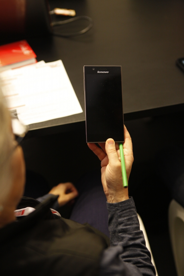 The K900 is only 6.9 mm thin, and weighs in at 162 g