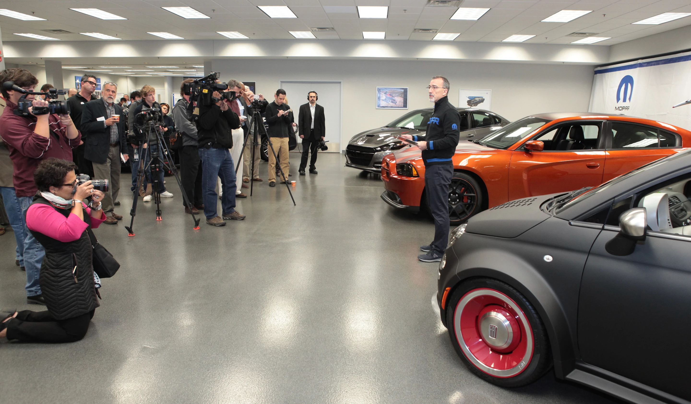 Chrysler executives unveil the SEMA vehicles