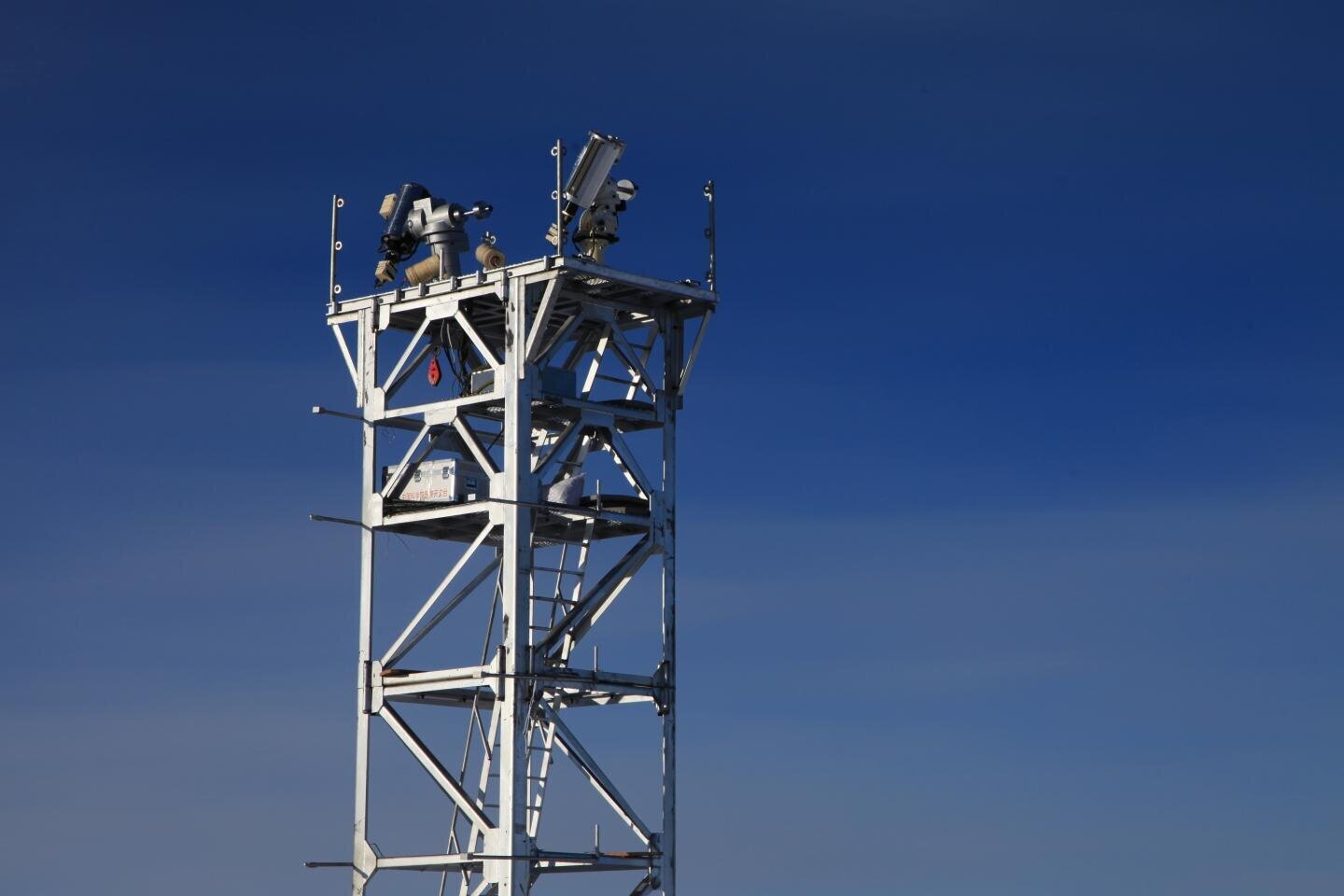 The team monitored the skies over Dome A using an instrument called a differential image motion monitor, at a height of 8 m (26.2 ft)