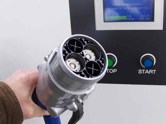 The J1772 combo plug pushed out its rival, the pictured CHAdeMO plug (Photo: C-CarTom)