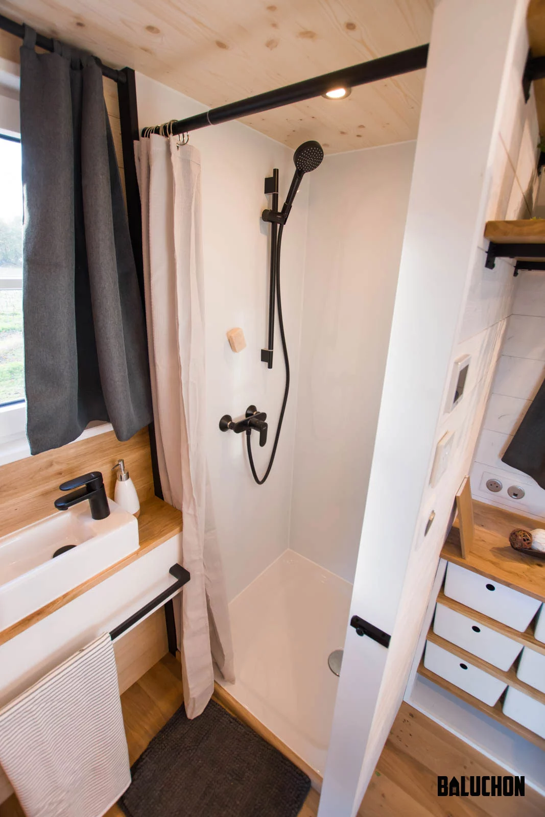 The bathroom in L'atelier de Saint-Joseph looks very compact and is separated from the rest of the towable office by a sliding door