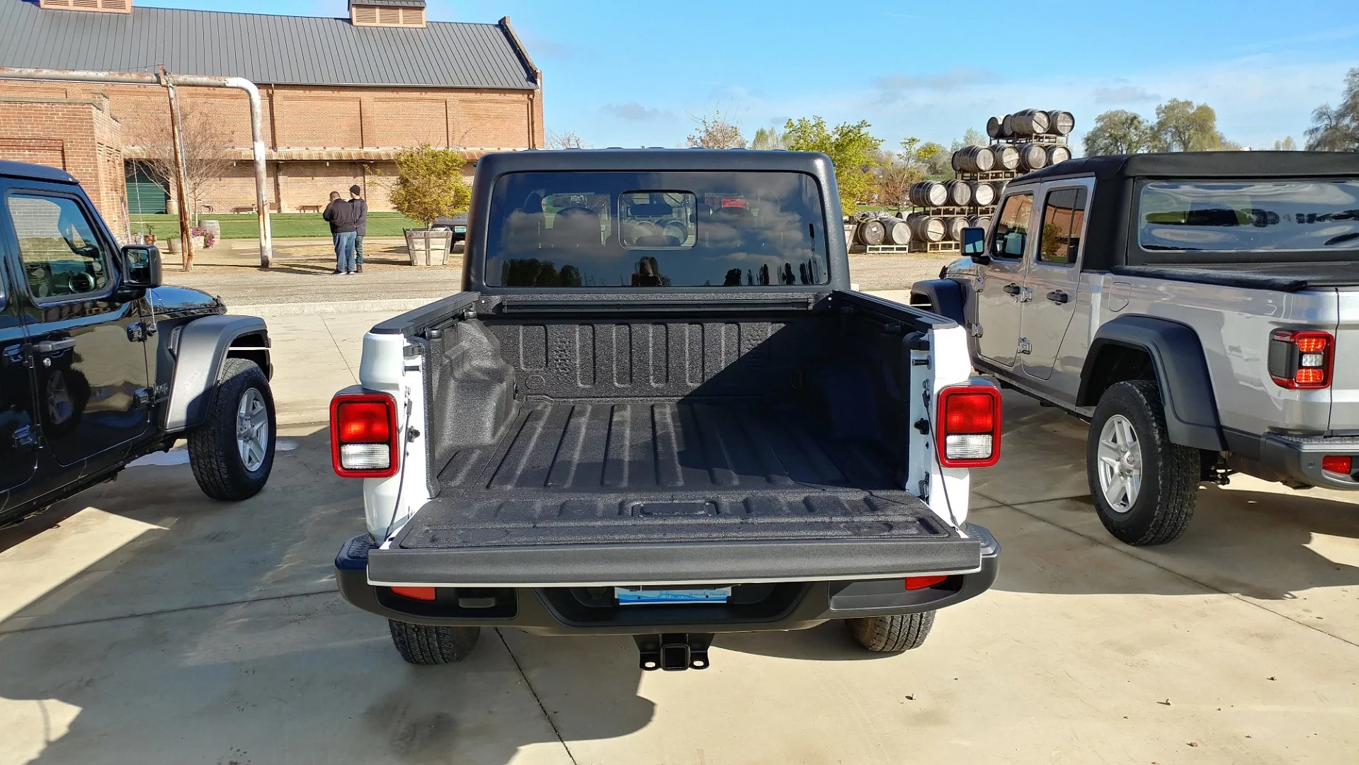 The Gladiator can tow up to 7,650 pounds (3,470 kilograms) and haul up to 1,600 pounds (726 kilos) in its bed