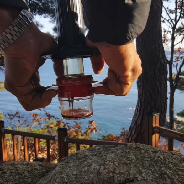 Making espresso with the Cafflano Kompresso