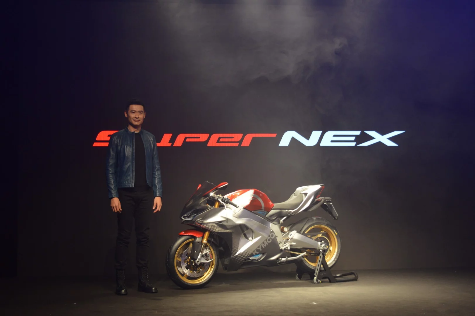 Kymco joins the electric sportike wave with the SuperNEX concept bike that was unveiled in a downtown Milan party, hosted by its chairman, Allen Ko