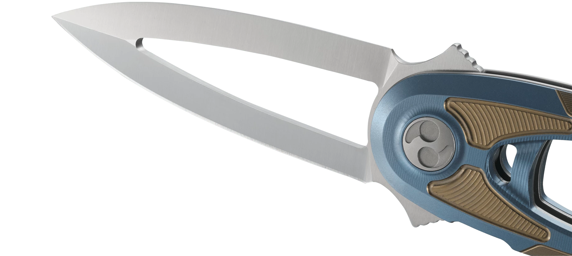 The Hirin knife has a total length to 8.7 in (22 cm) when open