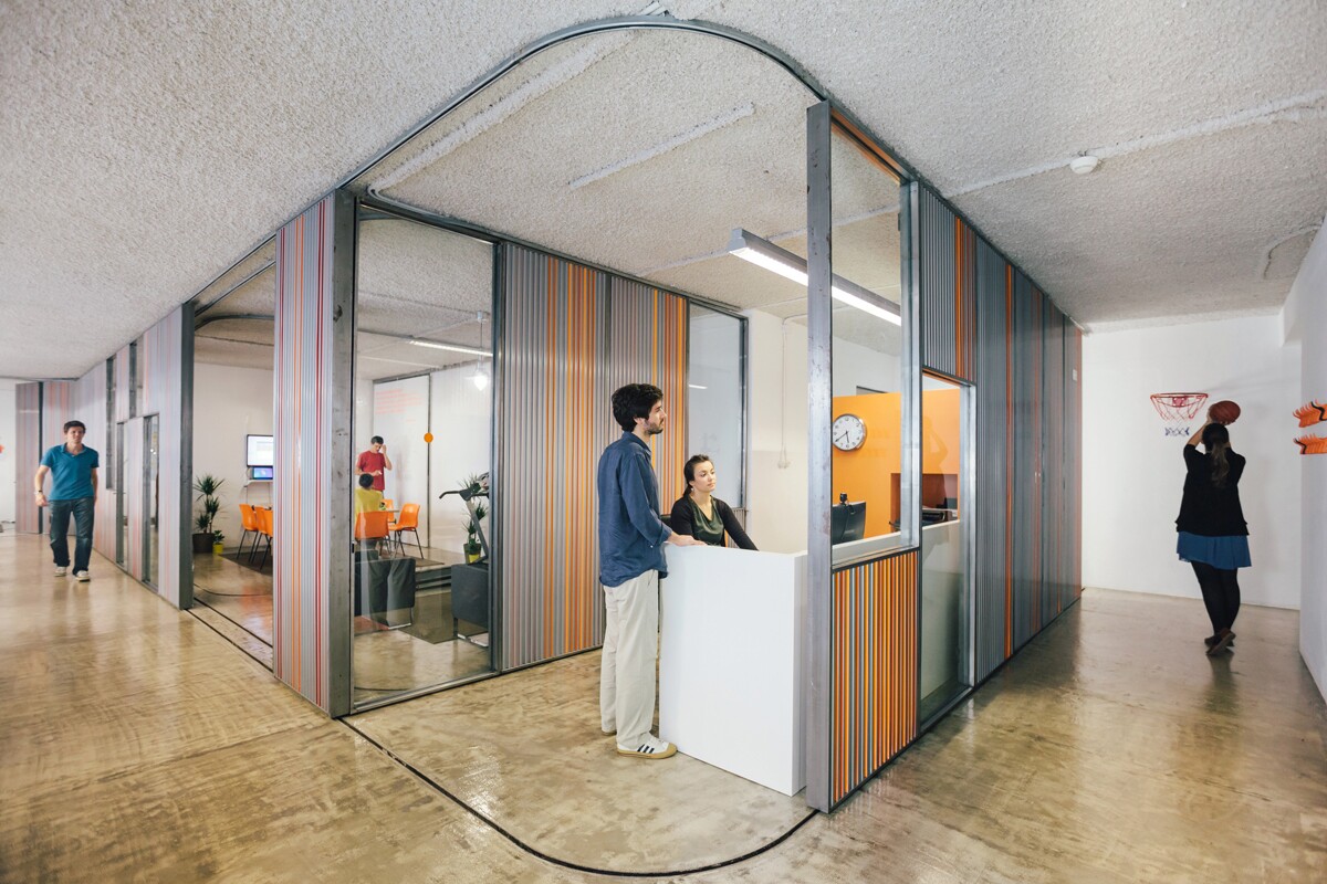 The moving partitions spaces to be opened up or closed off depending on what is required in the Kinematix office (Photo: Dinis Sottomayor Photography)