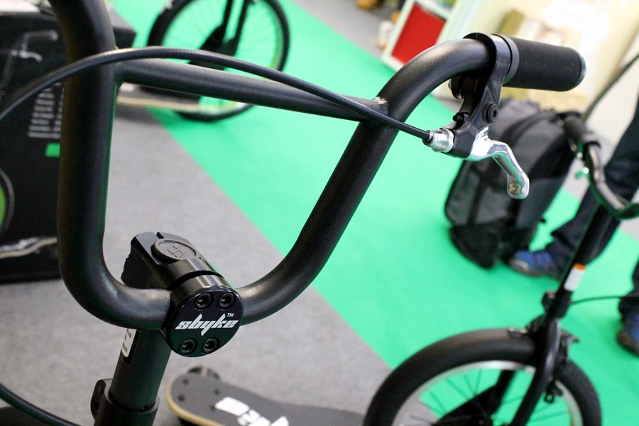 The Sbyke has the handlebars of a bike (Photo: Stu Robarts/Gizmag)