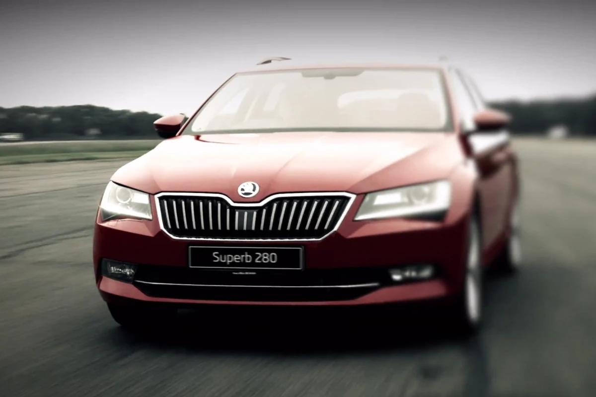 The Superb 2.0 TSI kicks out 280 PS (206 kW) from a turbocharged, four-cylinder petrol engine