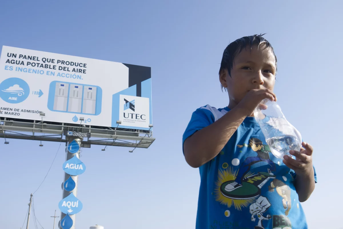 The University of Engineering and Technology and MAYO-DRAFT FCB have constructed an advertising billboard that converts moisture from humid desert air into drinkable water