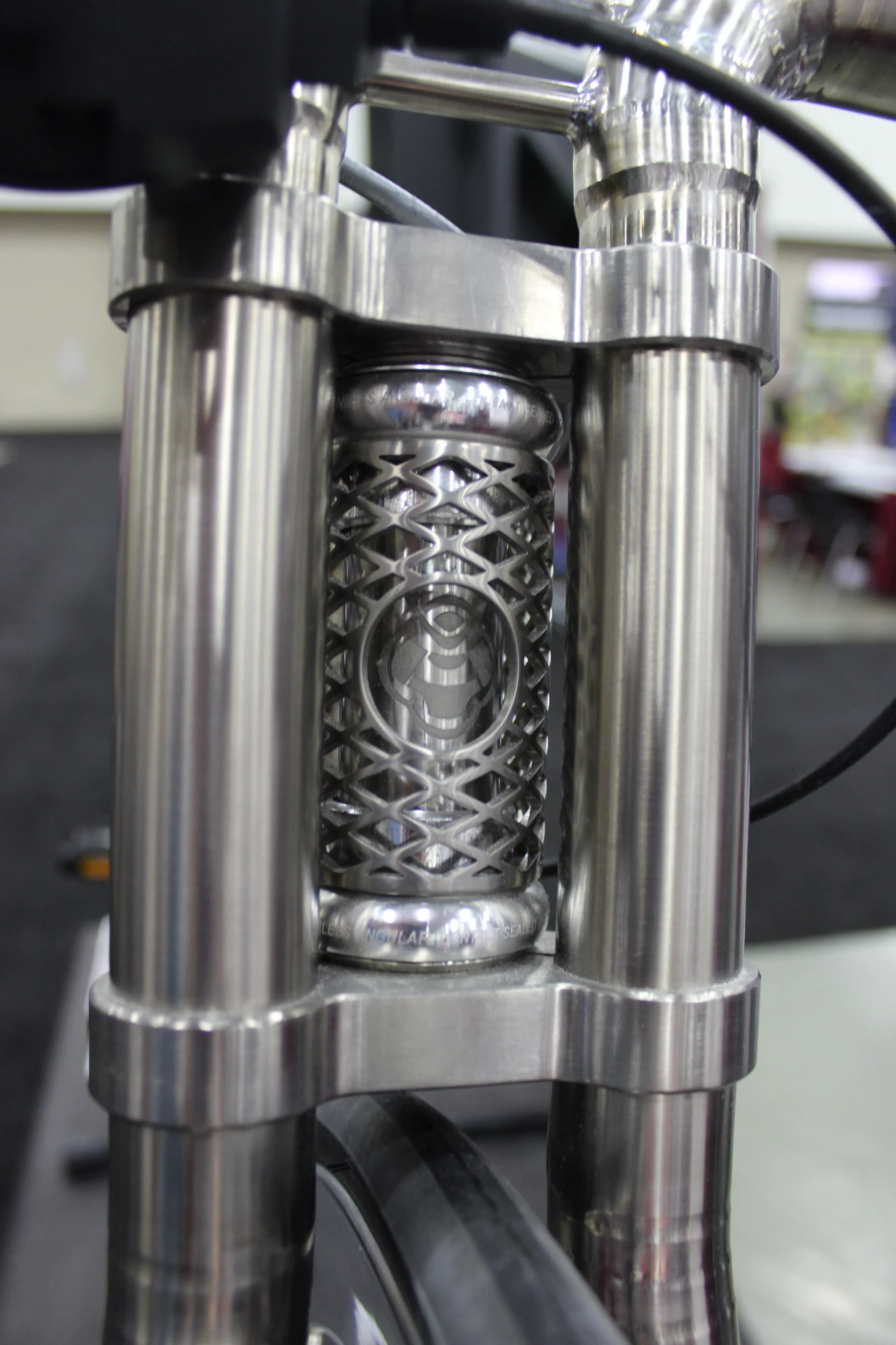 The whole bike weighs a claimed 22 lb (10 kg) (Photo: Ben Coxworth/Gizmag.com)