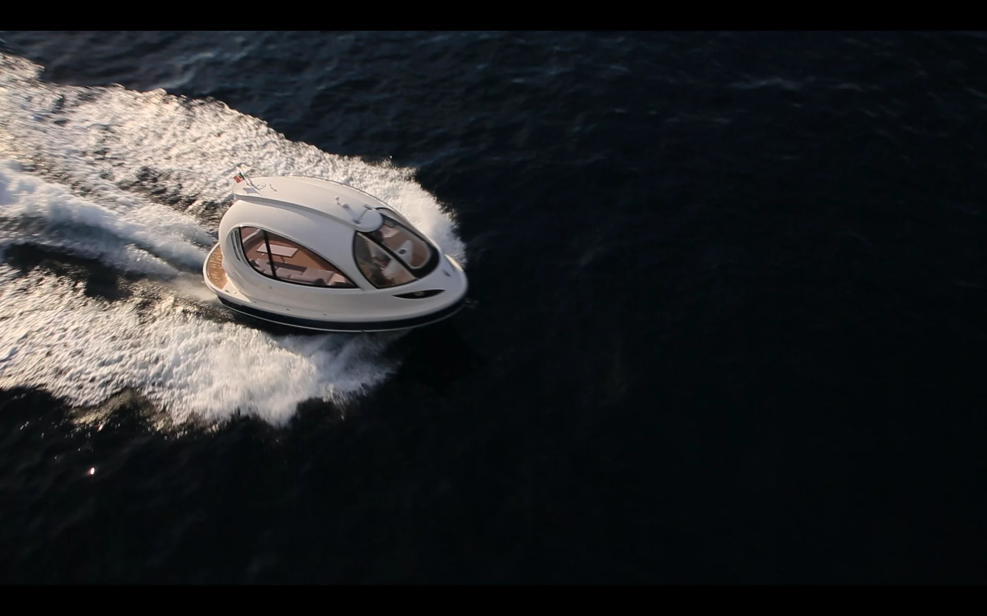 Jet Capsule features a powerboat hull constructed from fiberglass