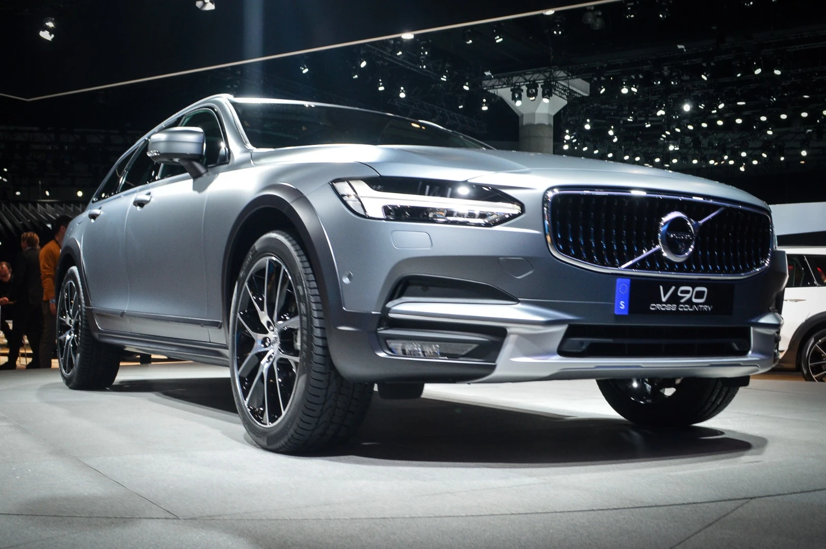 Volvo ruggedizes the wagon with the V90 Cross Country