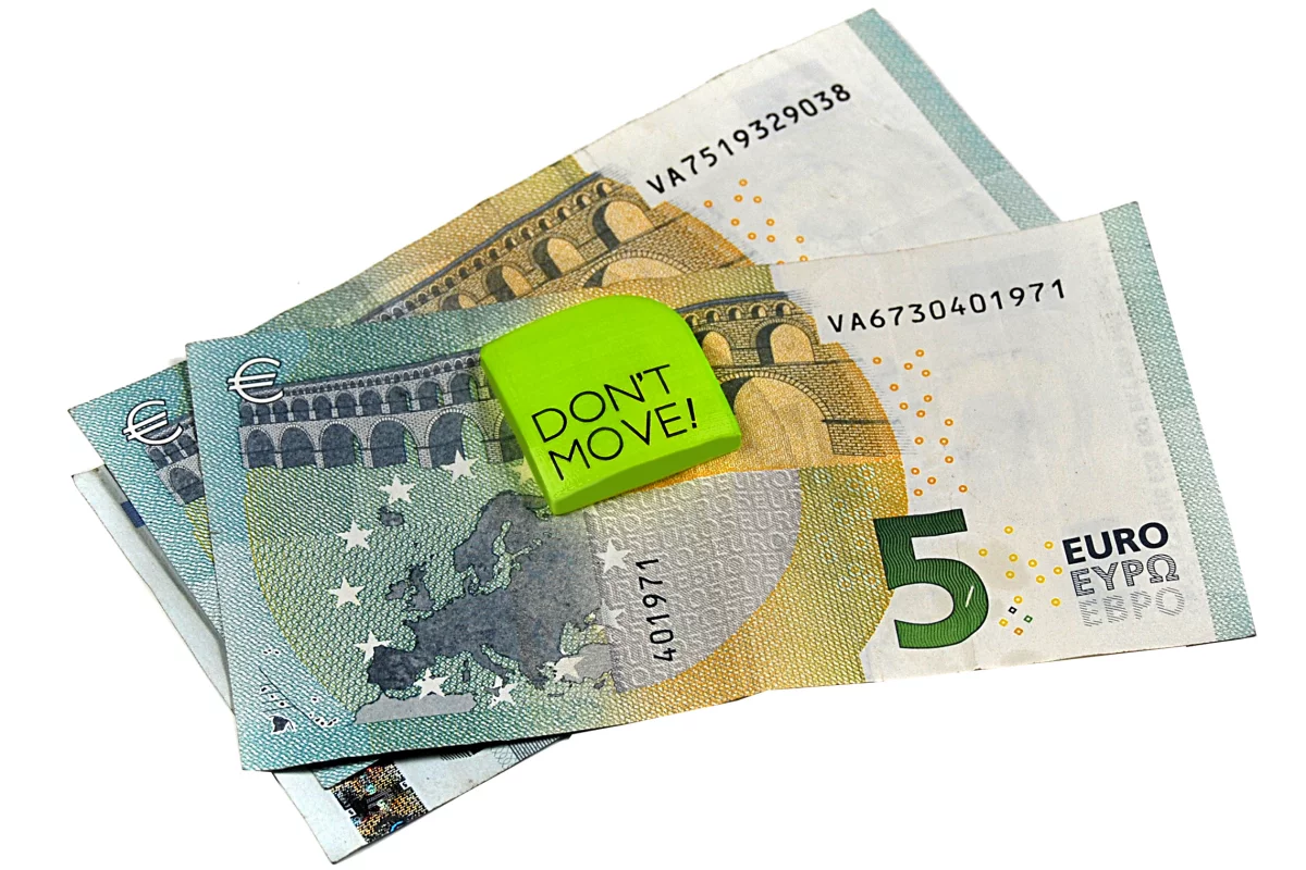 Don't Move sends a Bluetooth alert when the item that it's resting on is moved