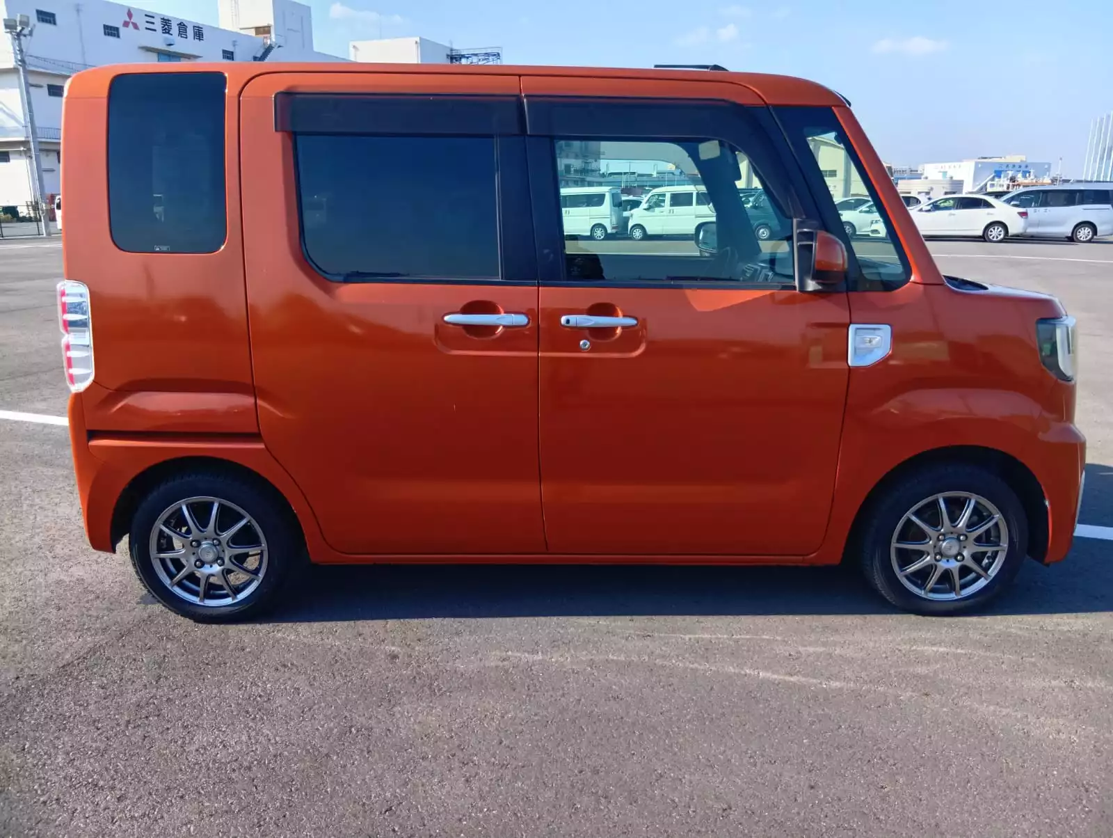 Like other kei cars and vans, the Daihatsu Wake measures under 340 cm long, a tiny little footprint perfect for traveling through cities and on narrow roadways