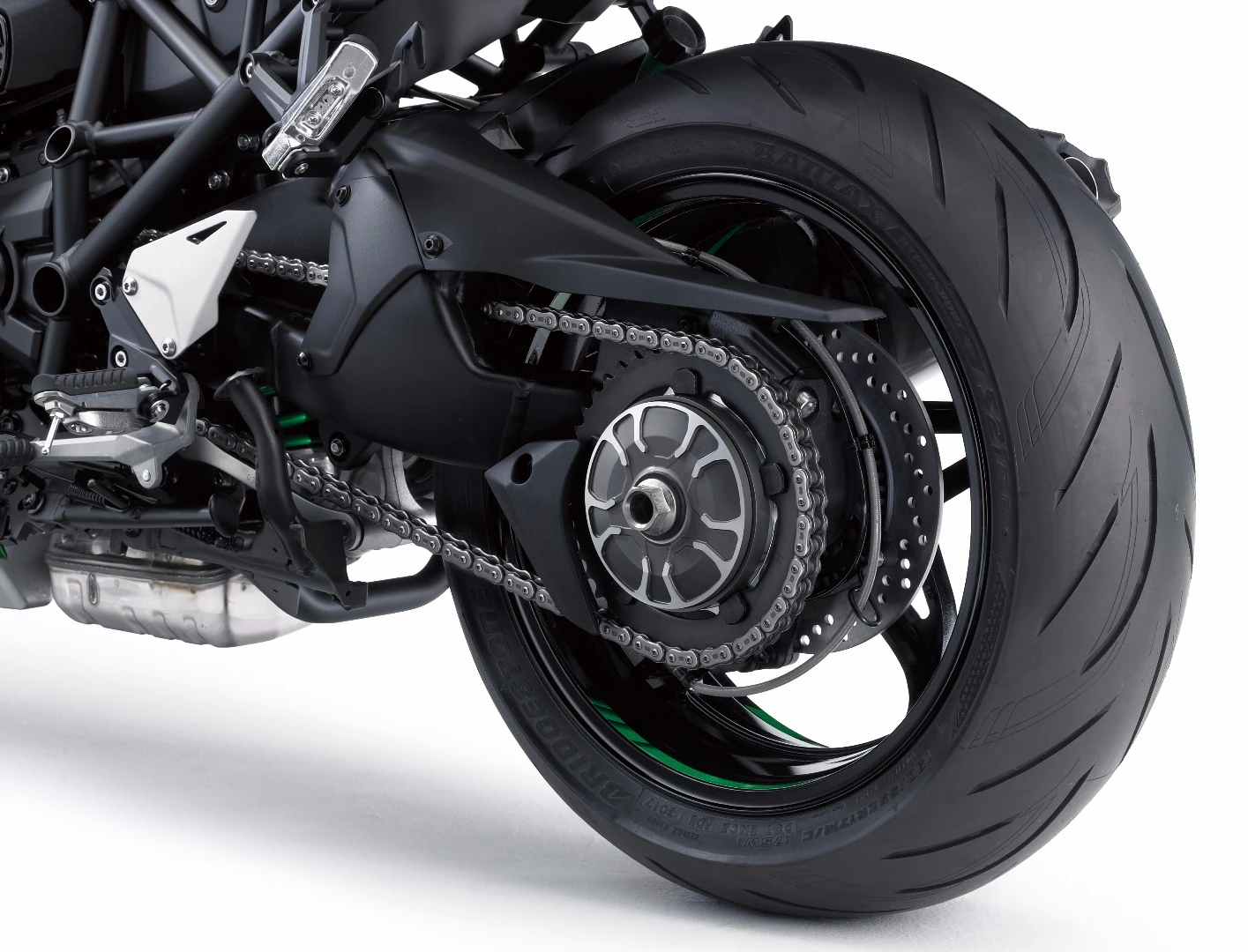 The 2018 Kawasaki H2 SX retains the single-sided swingarm of the H2, although in this case it is 15 mm (0.6 in) longer