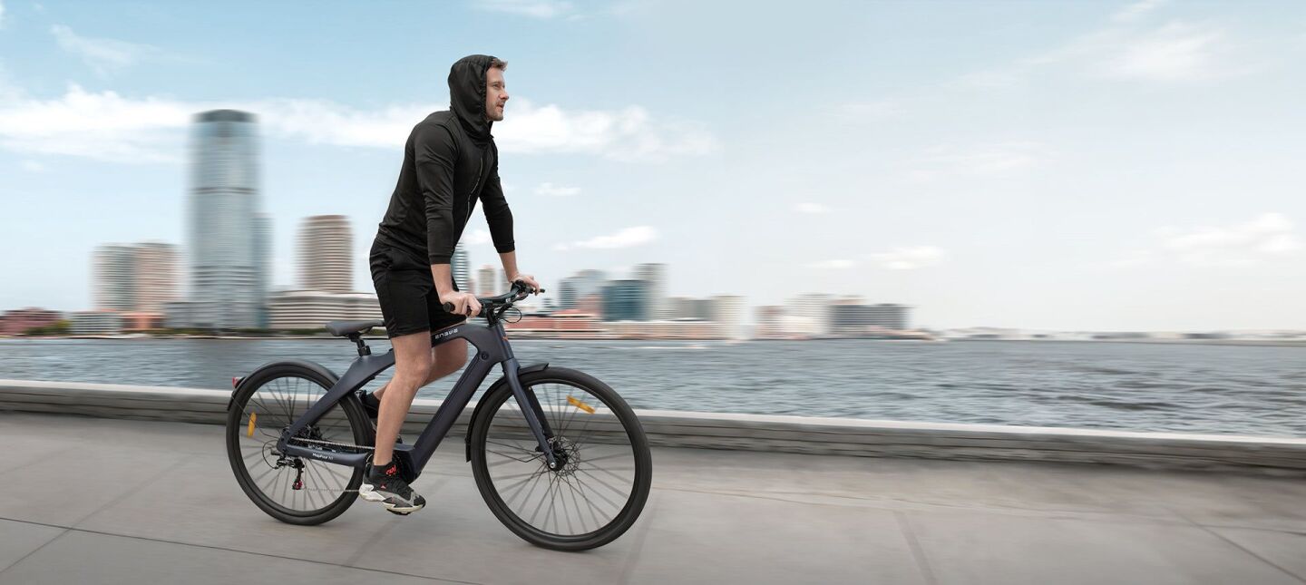 The Mapfour N1 Pro features a mid-drive motor, 100-km battery and full carbon frame