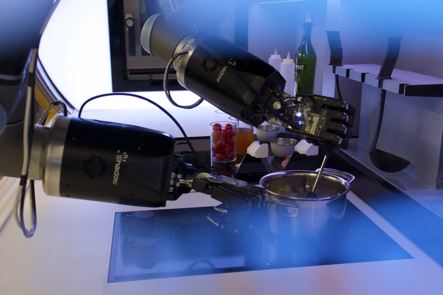 The robot can emulate the movement of human hands