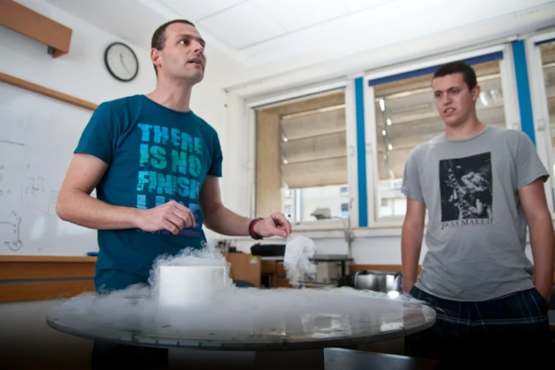 "Quantum levitation" demonstration (Image: Tel Aviv University)