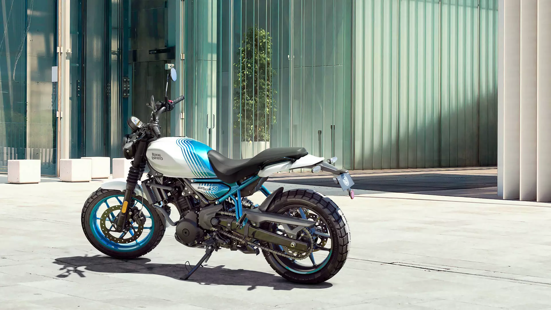 The Guerrilla 450 sits on a tubular steel frame suspended by 43-mm telescopic forks up front and a monoshock in the rear