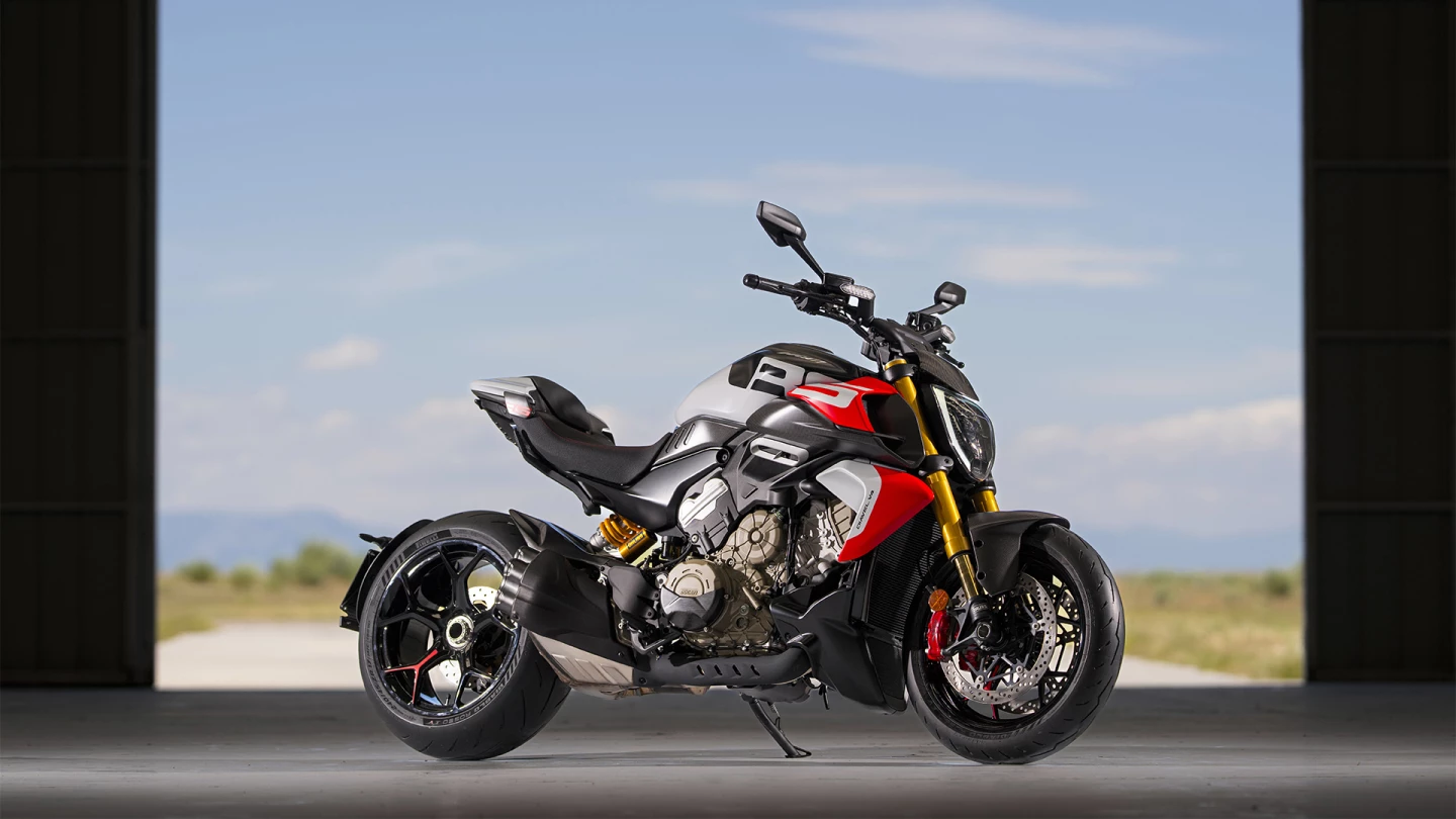 The Diavel V4 RS goes from 0 to 60 in 2.52 seconds. And it’s not just a random ‘ideal world’ spec on paper, but something Ducati accomplished during the test runs in the real world.