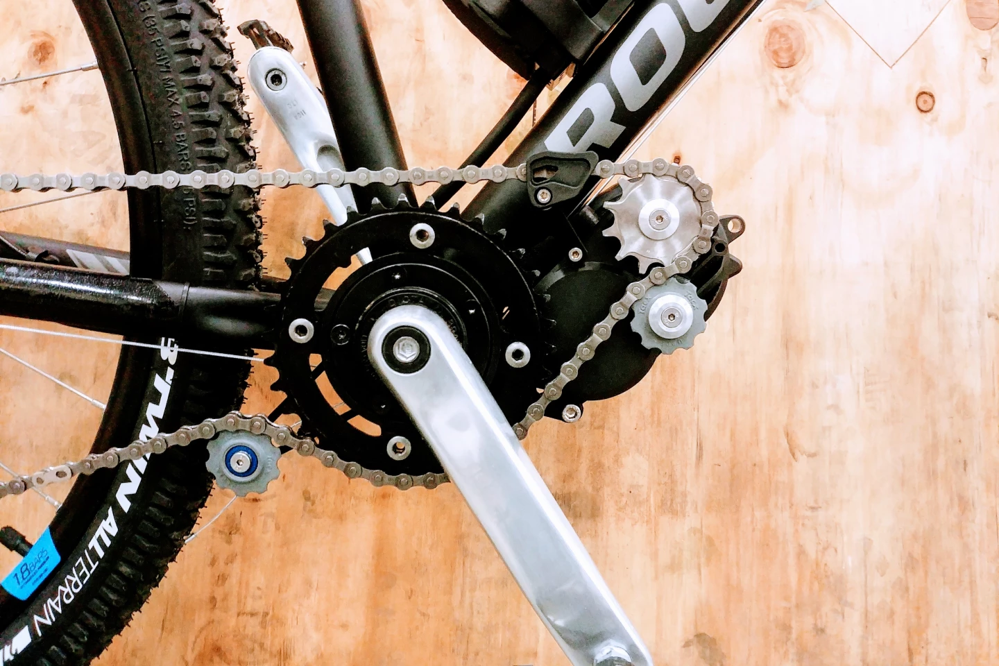 Unlike some other add-on motor setups, The Lightest doesn't alter the bike's existing chain line, and allows riders to continue shifting gears via the rear derailleur