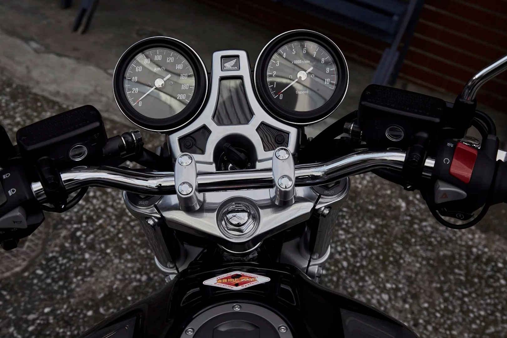 The perfectly round clocks of the 2017 Honda CB1100RS