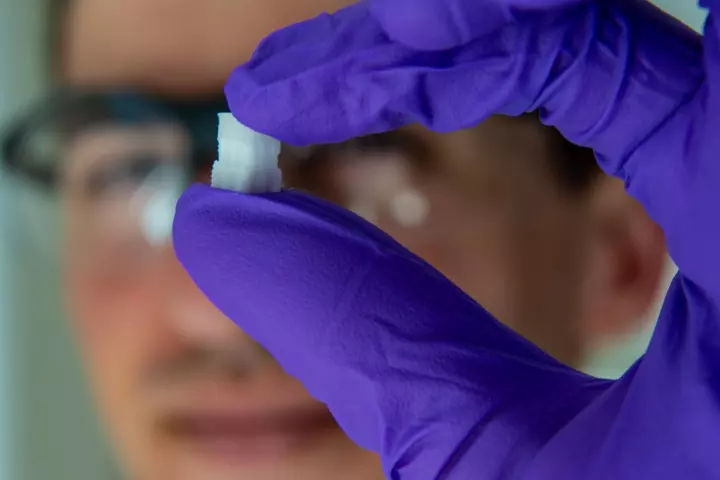 The material replicates the structure of both cartilage and hard bone