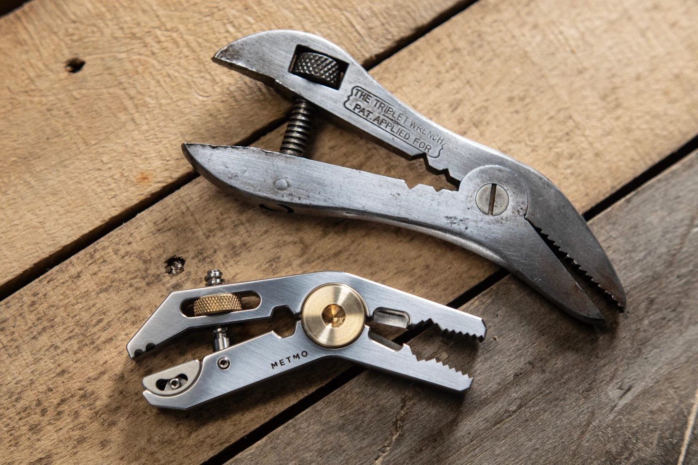 The MetMo Pocket Grip (bottom) alongside the 1913 device that inspired it