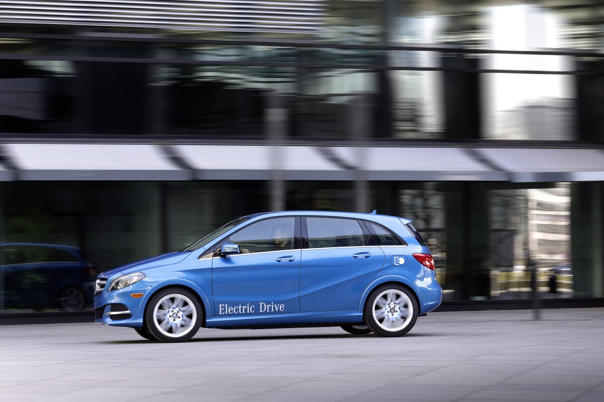 B-Class Electric can be recharged via a household power outlet (240 V/40 A) in 2 hours, with enough range of 60 miles (100 km)
