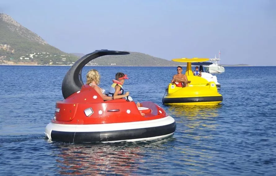 Operated by a couple of buttons to start/stop the boat and a simple joystick enabling right-left-forward commands, the Waterbuggy can float on shallow waters of up to one meter in depth