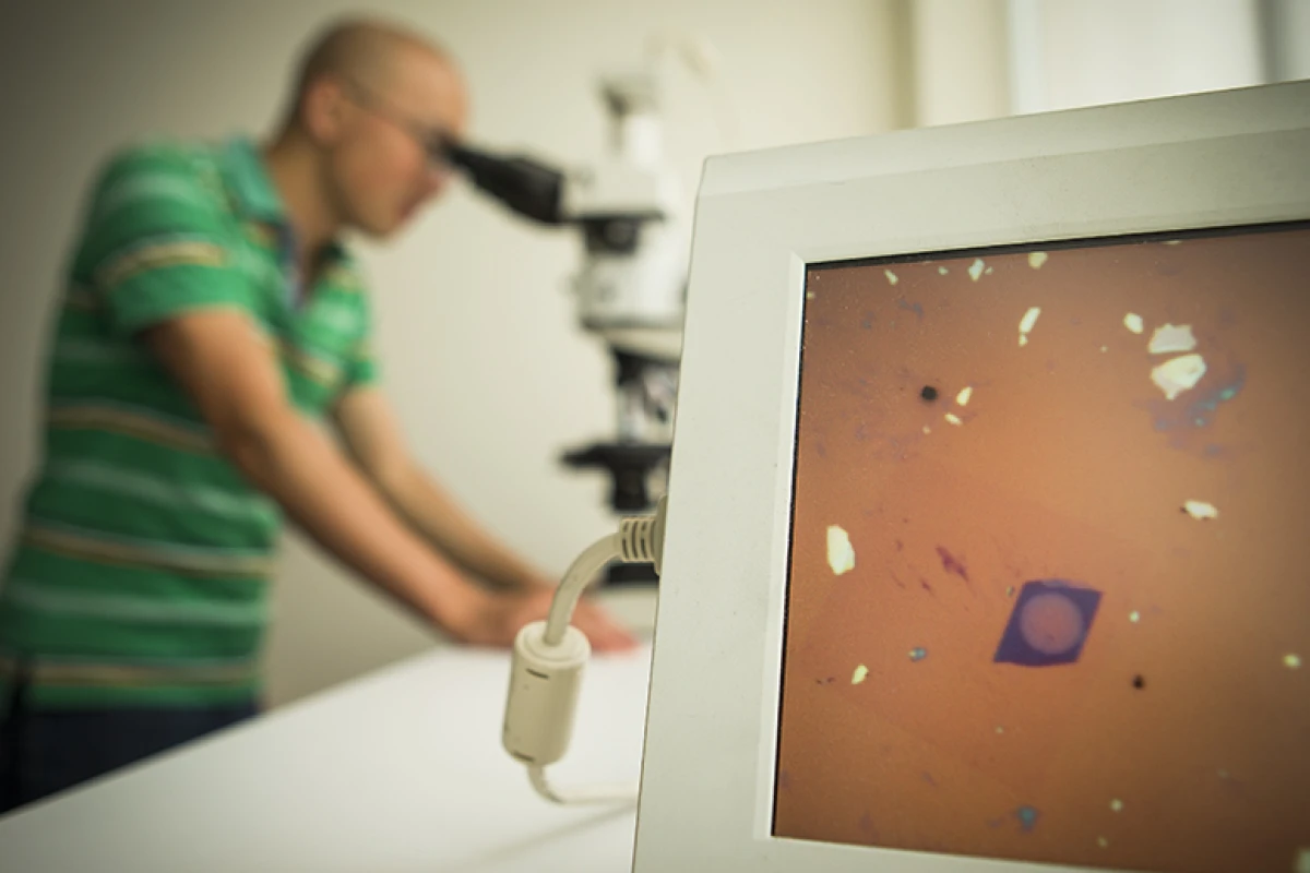 A team from the Australian National University (ANU) has created the world’s thinnest lens, one two-thousandth the thickness of a human hair