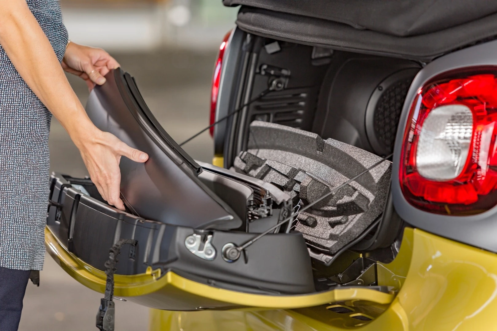 The roof side-bars can be stored in the tailgate when not in use