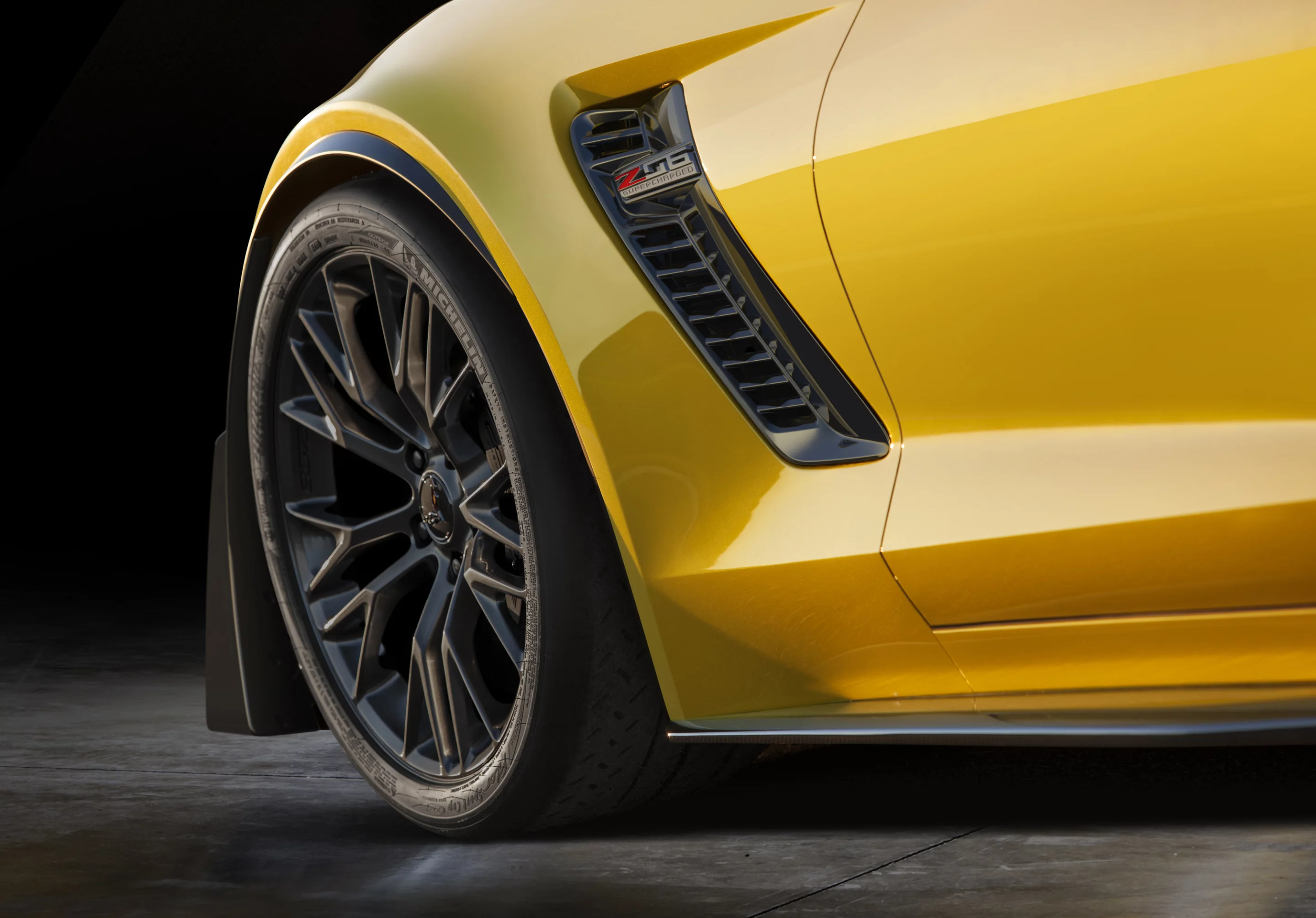 The Z06 is 1.5 inches (38 mm) fatter on the front with P285/30ZR19s and 2 inches (51 mm) on the back and 335/25ZR20s in place