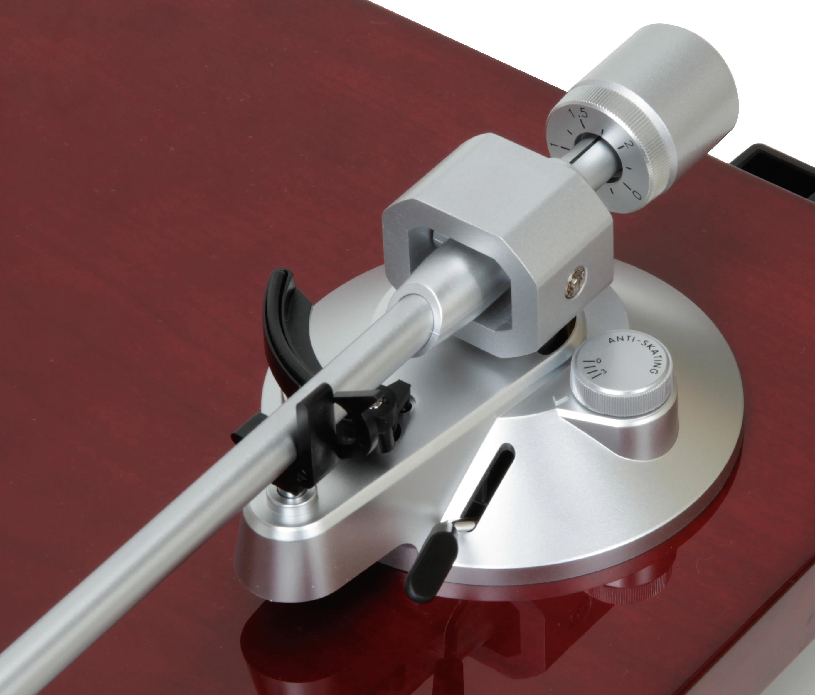 The TN-300 features a straight balanced tone arm with manual lifter combines with anti-skating technology for optimum tracking accuracy