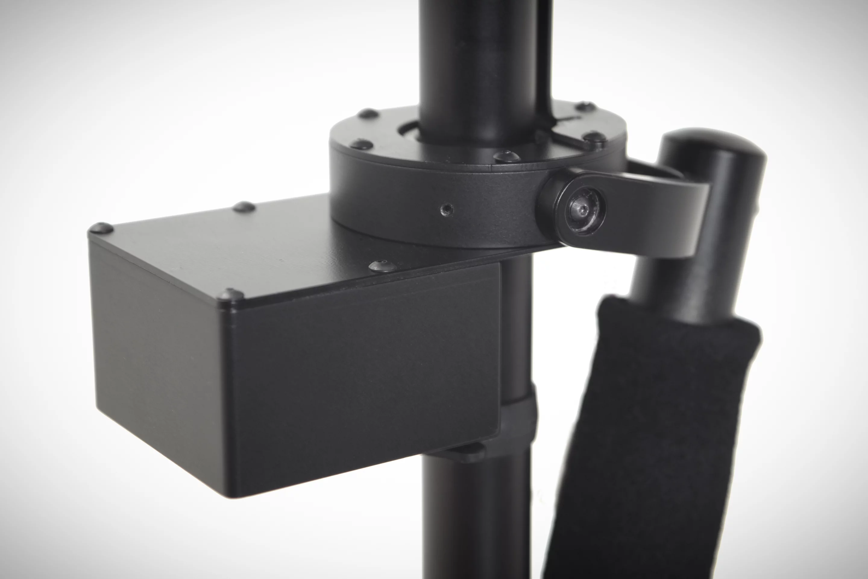 The brake on the Supraflux Stabilizer means users don't need to use their hand to hold it in place when turning