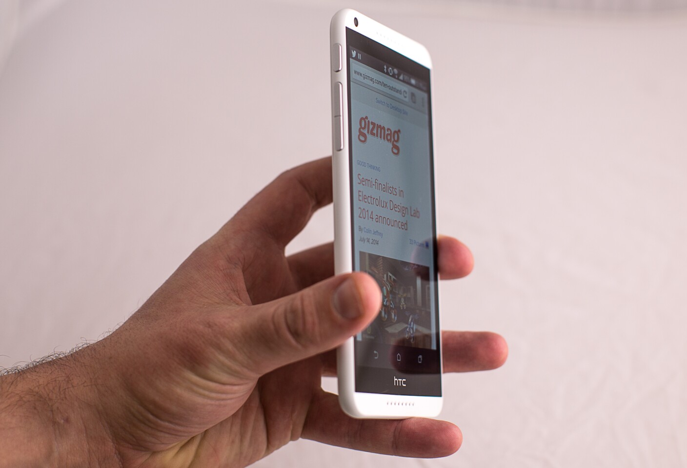 Powered by a 1.6 GHz quad-core Snapdragon 400 and 1.5 GB of ram, three weeks of internet browsing, Youtube watching and photo-snapping went off without a hitch