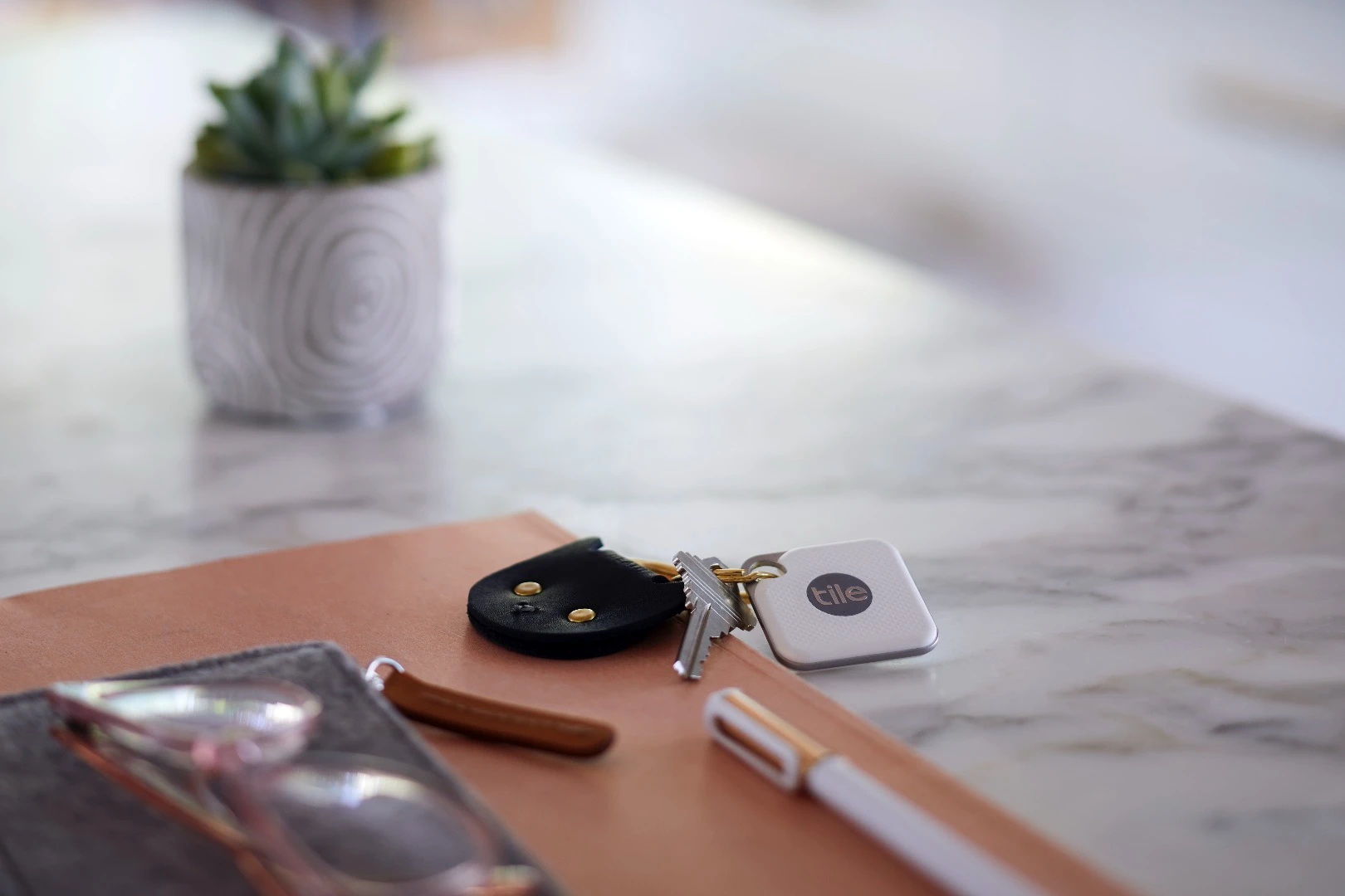 By pairing the tracker to a smartphone using Bluetooth, users can view the location where the tracker was last "seen" by the accompany smartphone app