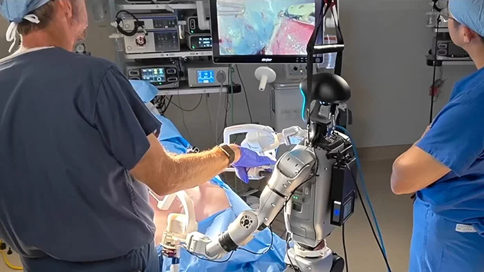 In one surgery, a humanoid robot and a human surgeon acting as an assistant successfully performed a gallbladder removal