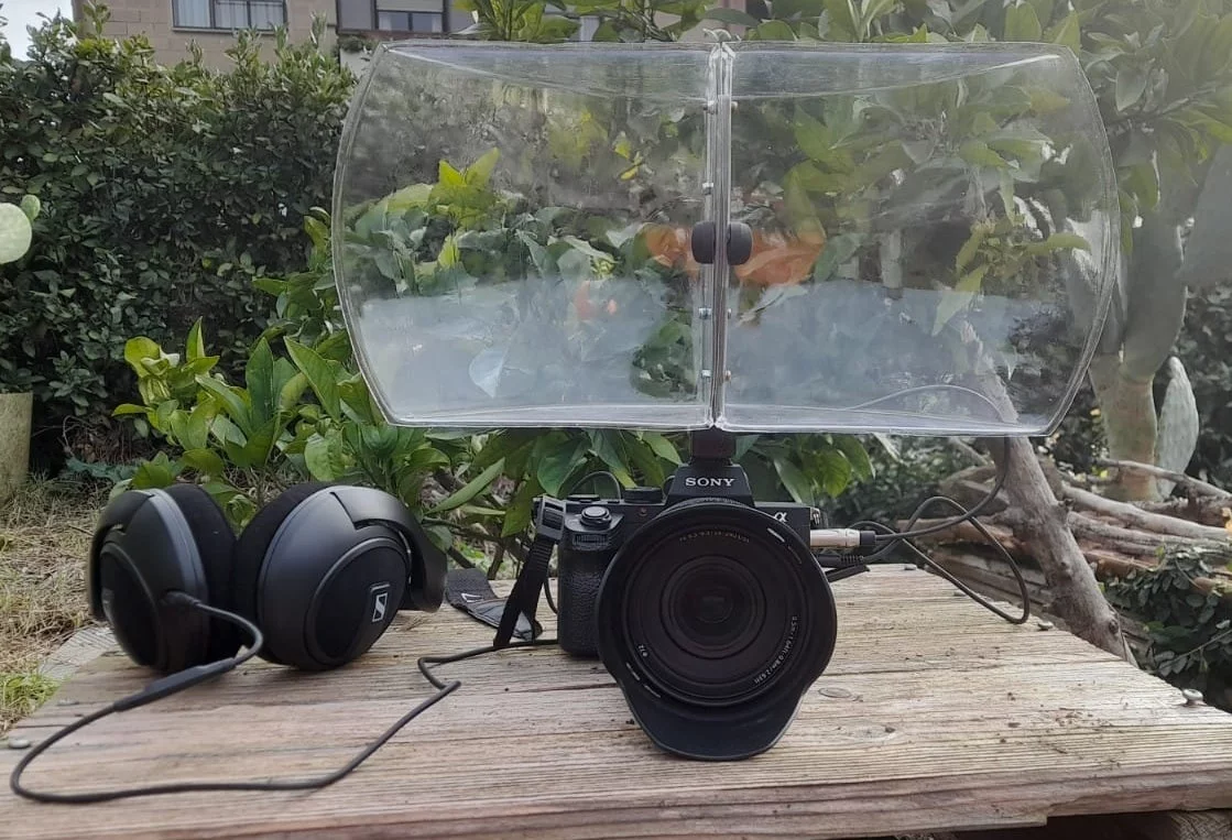 The Hi-Sound Compact features two 9.7-mm-diameter microphone capsules directed to the center of a polycarbonate reflector