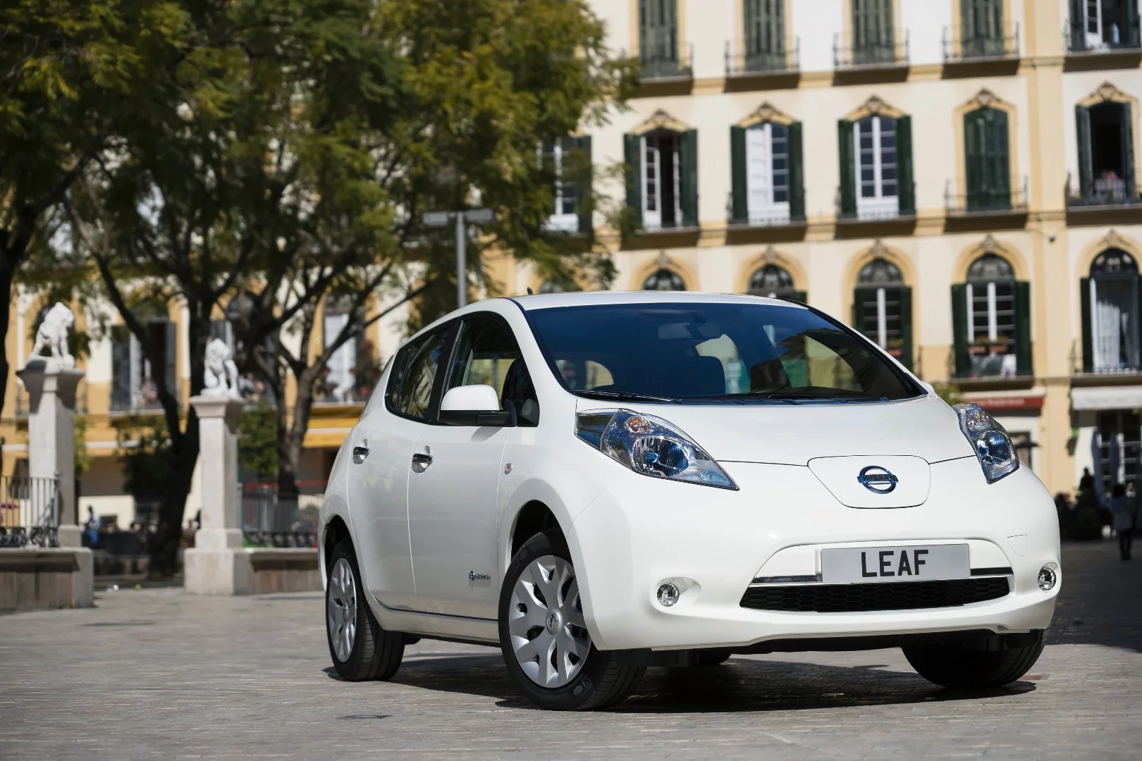 Nissan expects electric charging stations to outnumber petrol stations in the UK by 2020