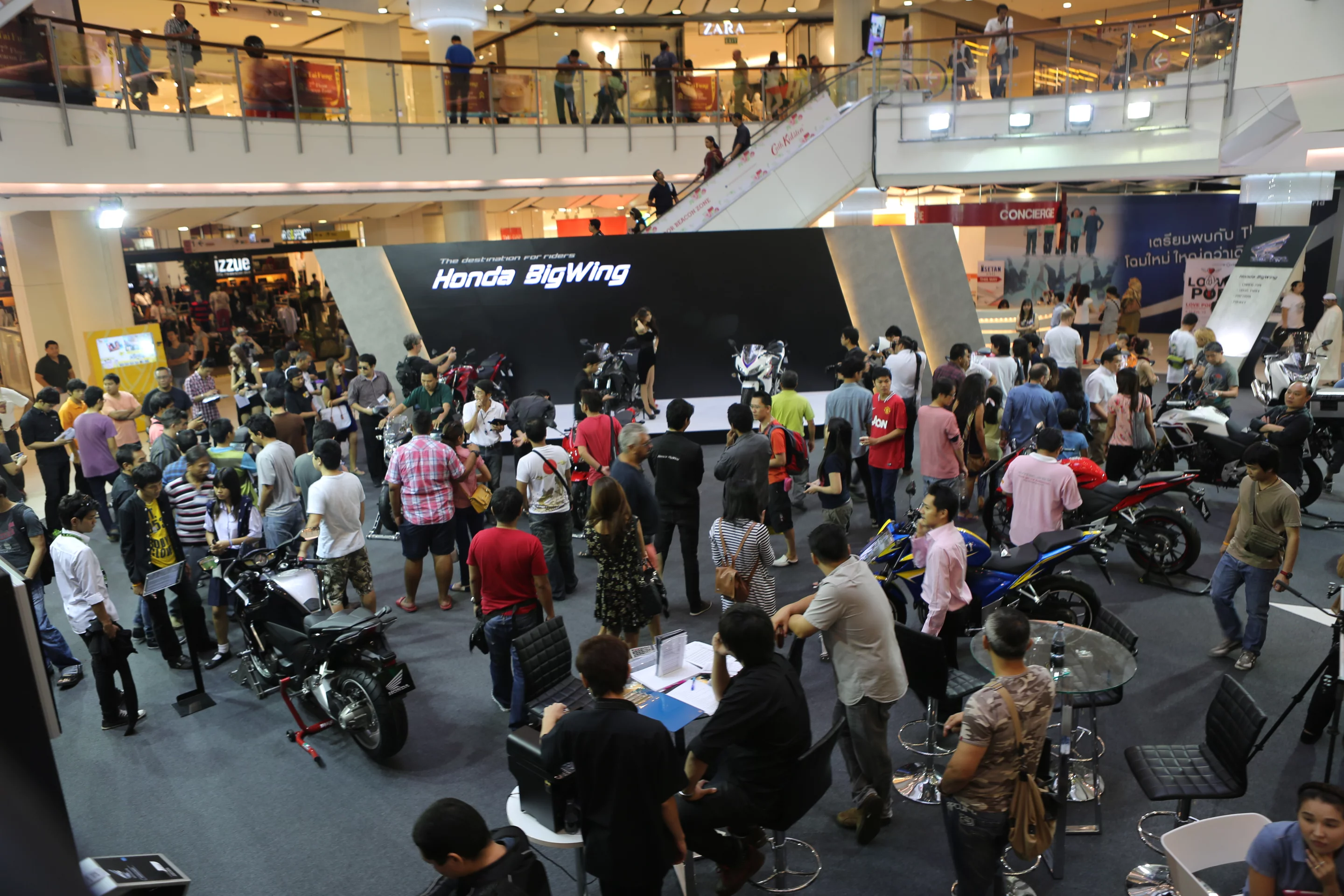 The location of the Festival in one of the world's largest shopping centers meant the exhibitors never had a spare moment (Photo: Husna Namirembe/Gizmag)