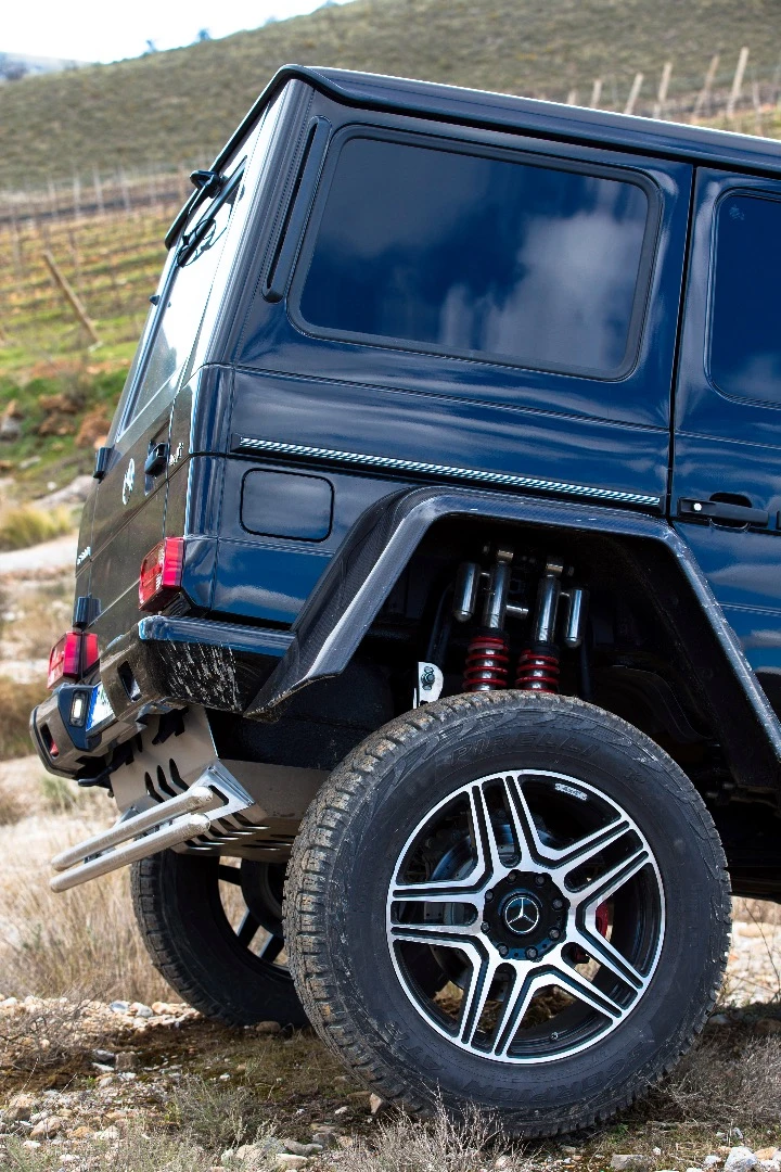 The G500 4x4 Squared has two spring/damper struts running in parallel on each wheel